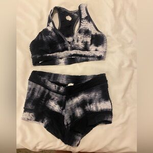 NWOT BOOTY BY BRABANTS SET 🤍🖤👀

BOOTY SHORTS + V-NECK SPORTS BRA

BLK/WTE TIEDYE